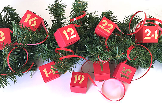 Adventskalender, 24 Schachteln mit Zahlen gold geprägt