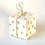 Geschenkschachtel Würfel 4x4 cm, Goldpunkte altweiss