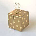 Geschenkschachtel Würfel 4x4 cm, Goldpunkte gold