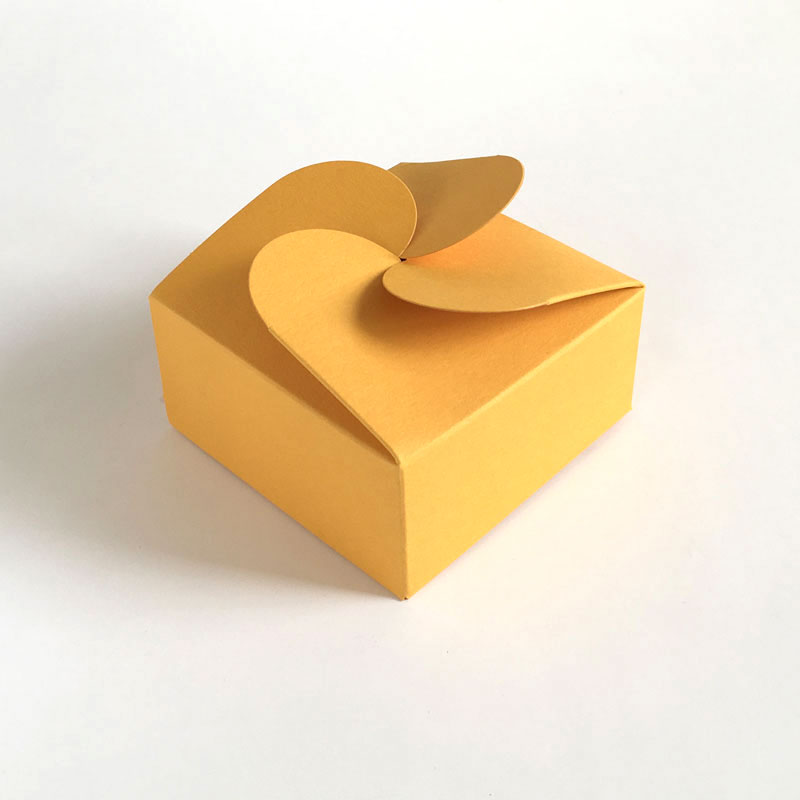 Geschenkschachtel-F4-gelb mit Rosettenverschluß